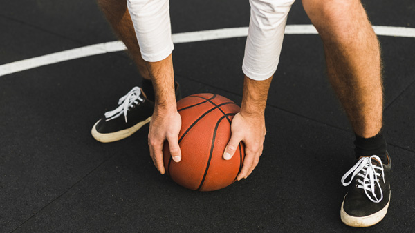 Cancha de básquet profesional con público
